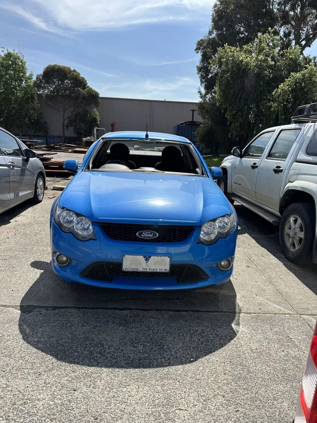 Repairing cars front windshield